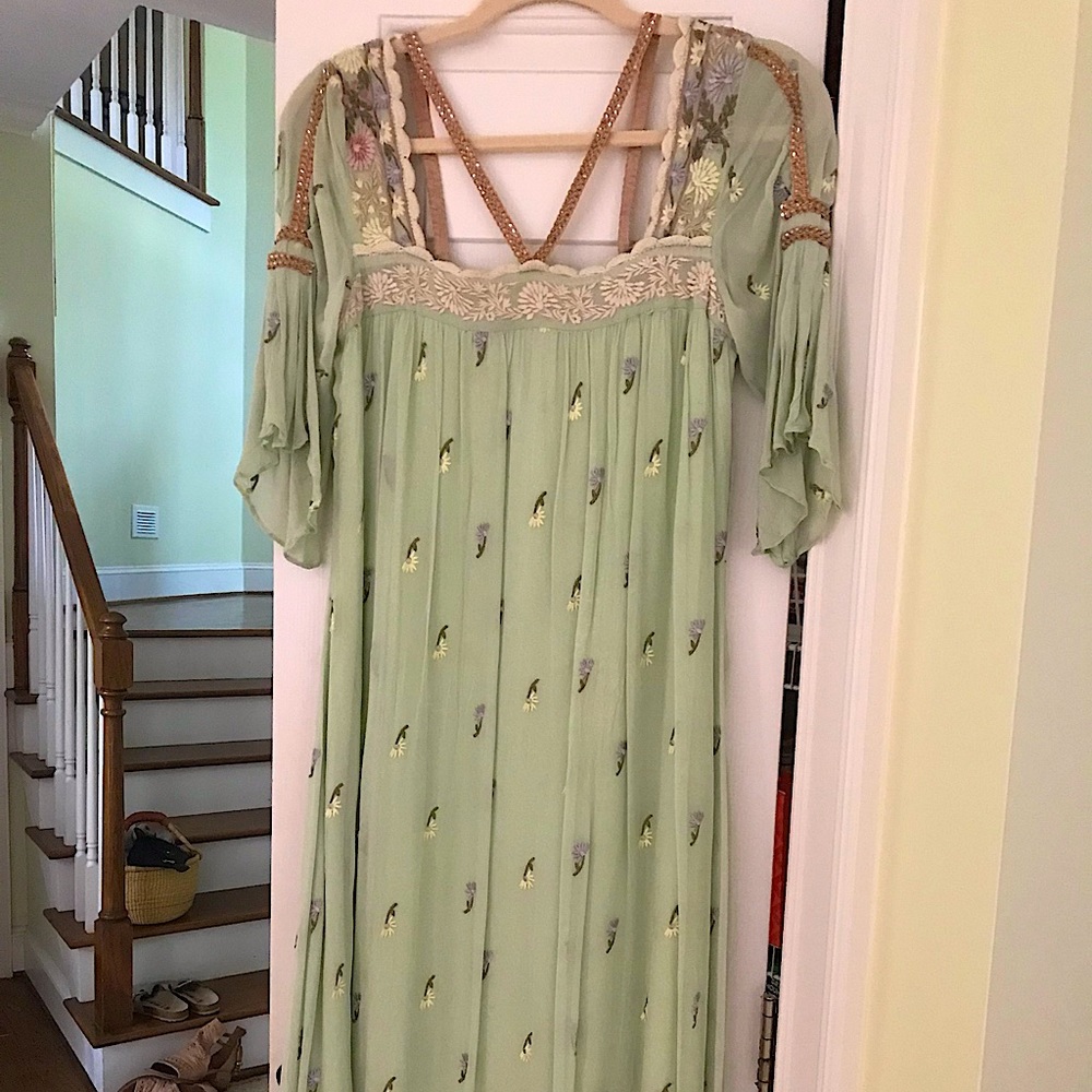 Vintage dress with embroidered flowers